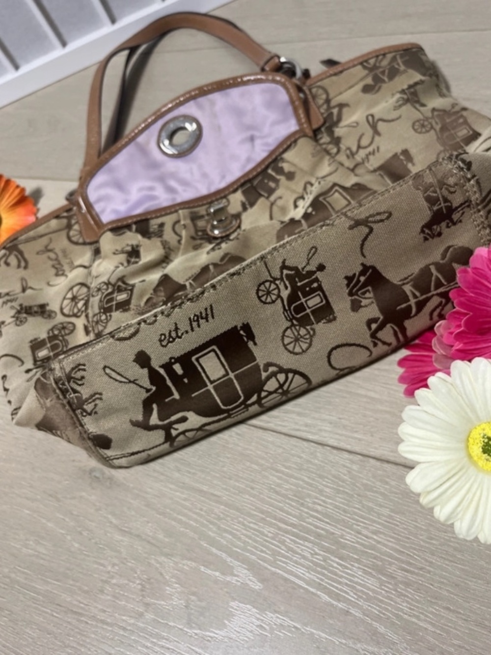 Preloved [100 % Authentic] vintage Coach Horse & Carriage Jacquard Pleated Tote - Picture 5 of 11